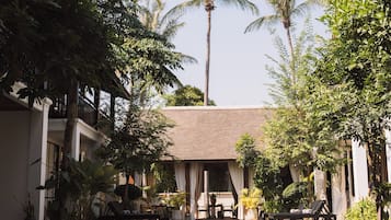 Una piscina al aire libre