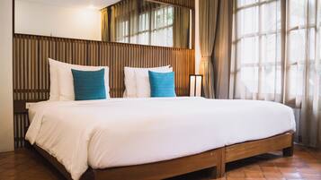 Minibar, desk, laptop workspace, blackout curtains