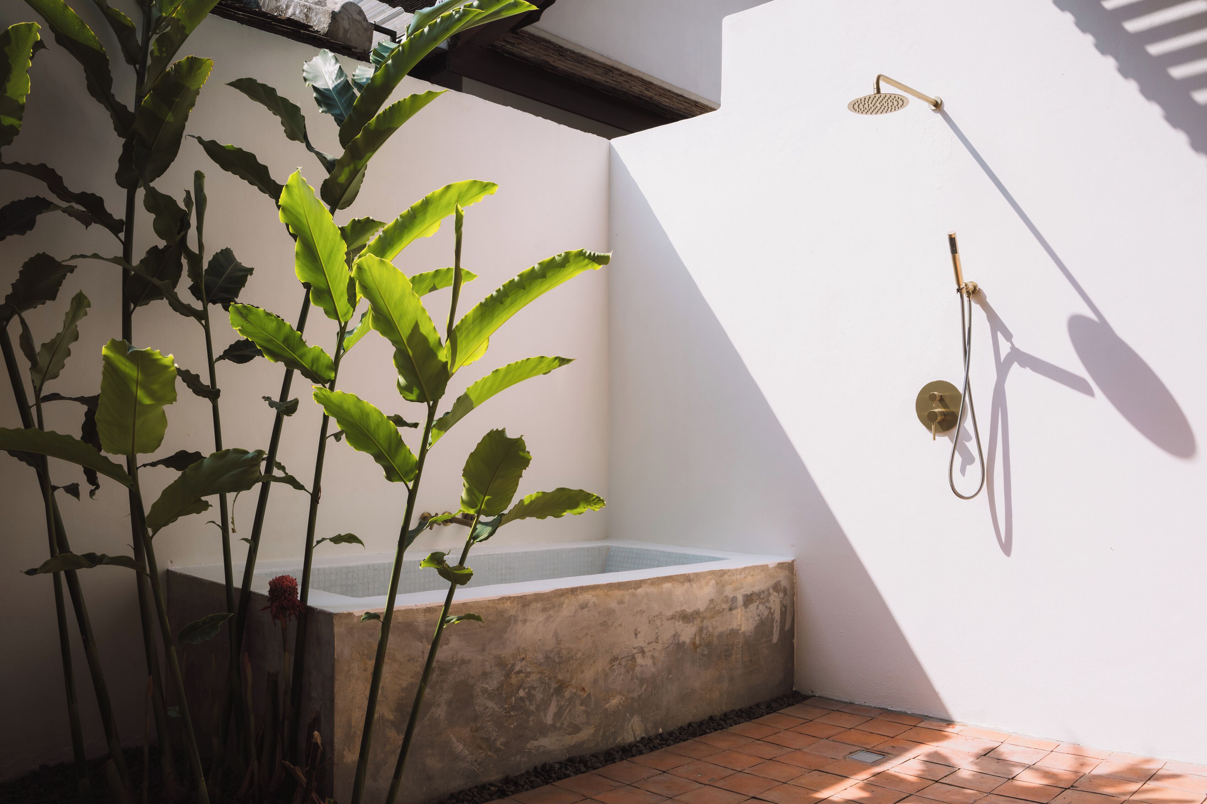 le deluxe double or twin room | bathroom | separate bathtub and shower, deep-soaking bathtub, free toiletries