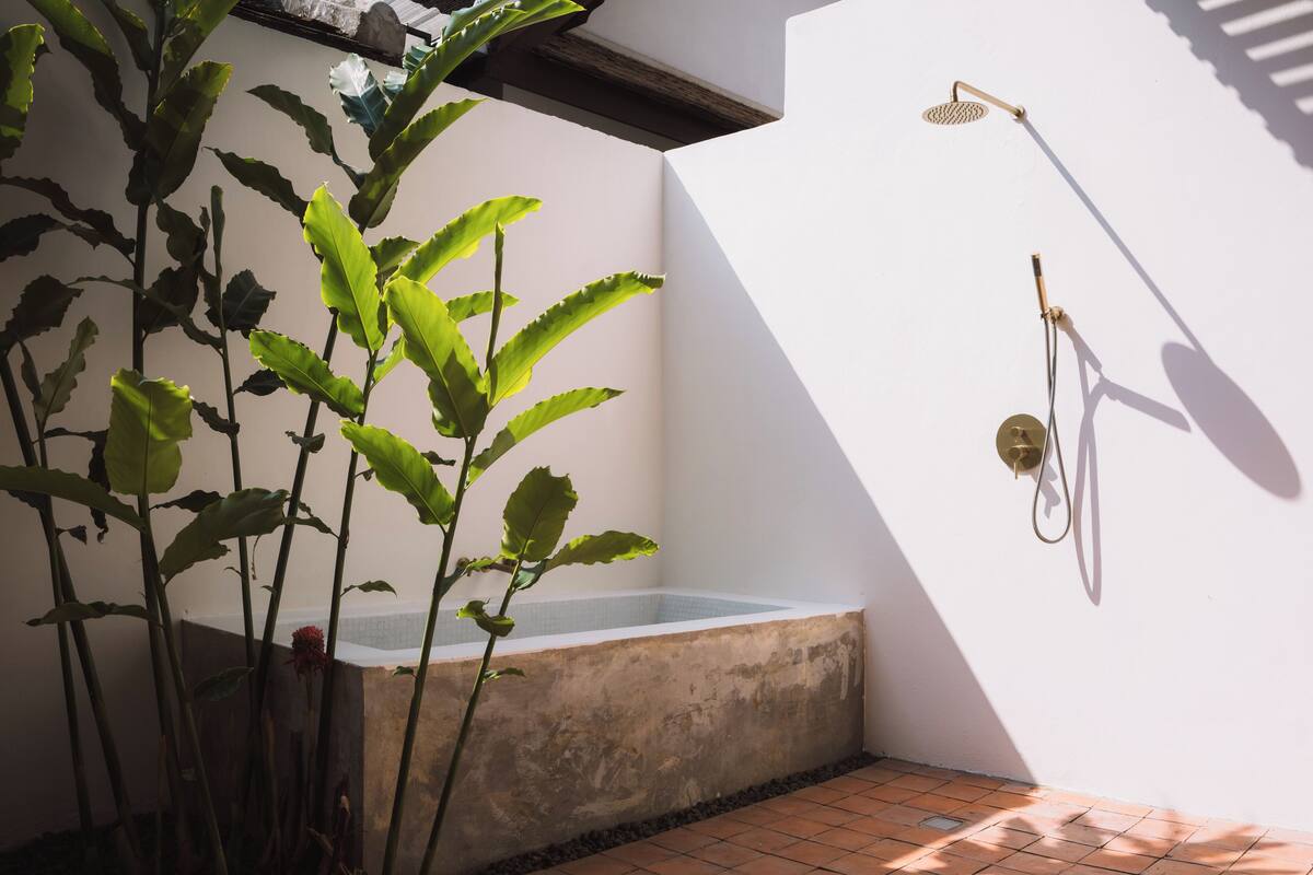 le deluxe double or twin room | bathroom | separate bathtub and shower, deep-soaking bathtub, free toiletries