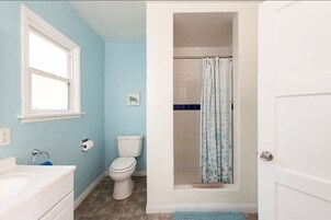 Standard Room, 1 King Bed | Bathroom | Free toiletries, hair dryer, towels, shampoo