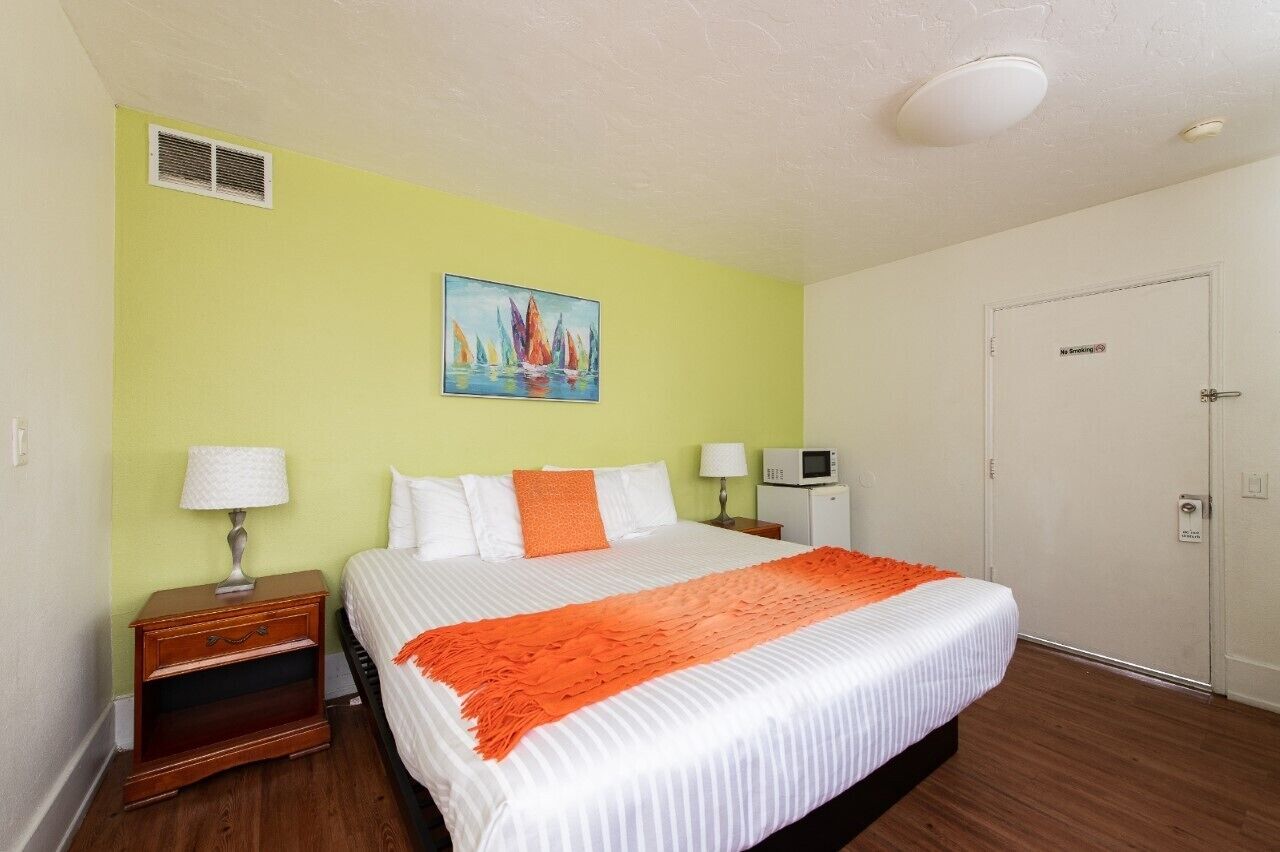 standard room, 1 king bed | 1 bedroom, premium bedding, desk, iron/ironing board