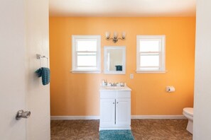 Standard Room, 2 Double Beds | Bathroom