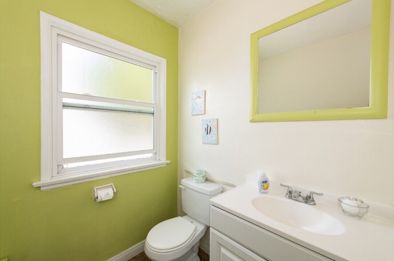 standard room, 1 king bed | bathroom | free toiletries, hair dryer, towels, shampoo