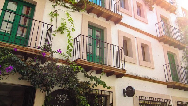 Un edificio con un letrero que dice "William Hotel".