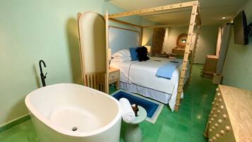 Un baño con una bañera independiente, un inodoro y un bidé.