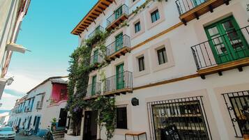 Vista frontal de la propiedad