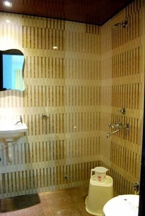 Shower, free toiletries, towels