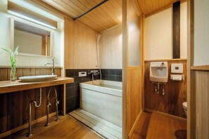 町家一棟貸し | バスルーム | シャワー付き浴槽、深めの浴槽、バスアメニティ (無料)、ヘアドライヤー