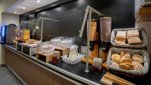 A breakfast buffet with various food items and beverages. - City Express by Marriott Durango (Durango)