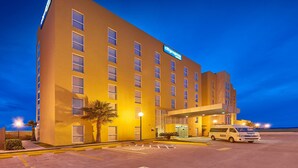 A hotel with a modern design, featuring a flat facade and multiple windows. - City Express by Marriott Durango (Durango)