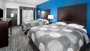 Escritorio, espacio para trabajar con laptop y cortinas blackout 