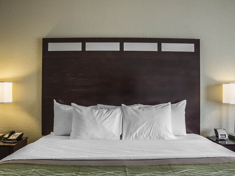 Escritorio, espacio para trabajar con laptop y cortinas blackout