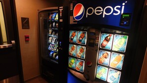 Un distributeur automatique orné du logo Pepsi et proposant une variété de boissons.
