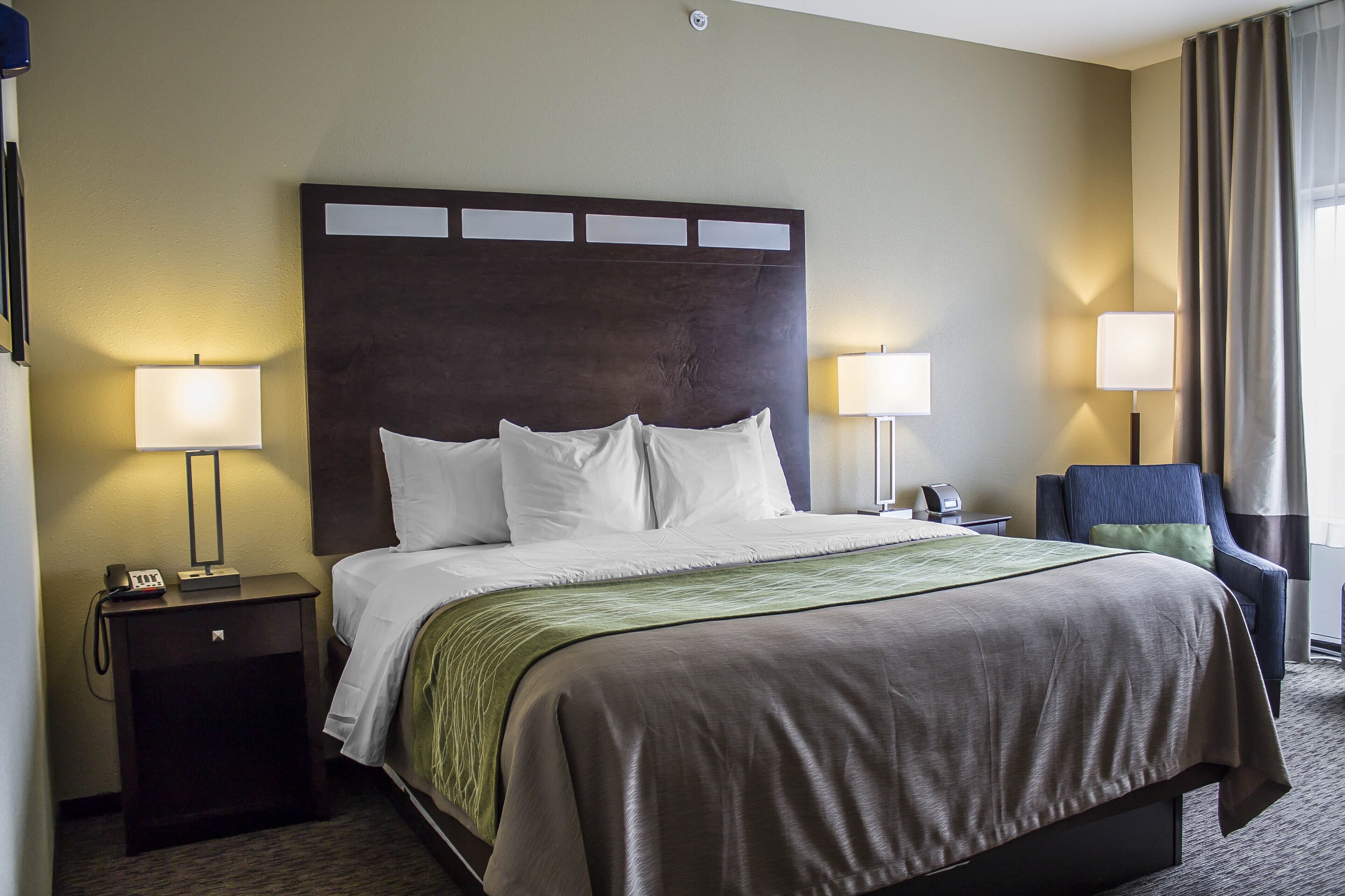 standard room, 1 king bed, non smoking | desk, laptop workspace, blackout curtains, iron/ironing board