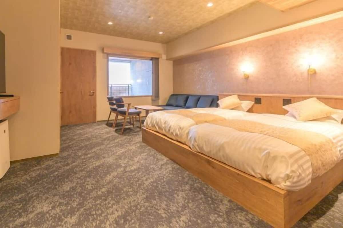 In-room safe, free WiFi, bed sheets