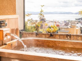 Artículos de tocador gratuitos, secador de pelo, pantuflas, bidet