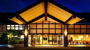 A traditional building with a large entrance and a covered porch area. - Satoyu Mukashibanashi Yuzanso Ryokan (Otsu)