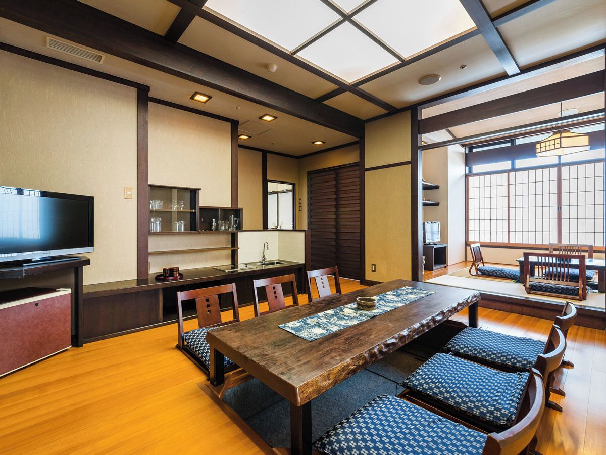Een traditionele Japanse kamer met tatami vloeren, een lage tafel en een televisietoestel.
