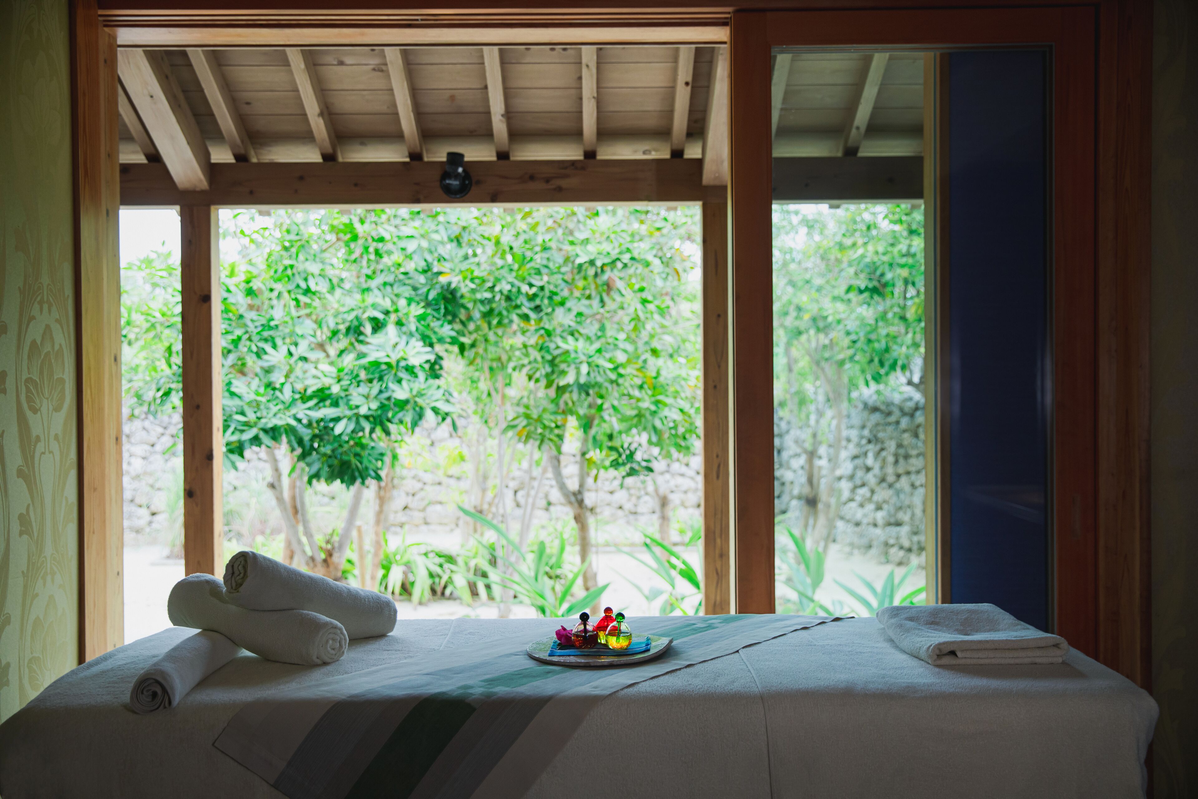 Salas de tratamiento para parejas, una bañera de hidromasaje