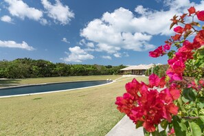 Outdoor pool, pool umbrellas - HOSHINOYA Taketomi Island (Taketomi)