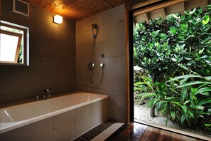 Villa (Kyangi, Twin Villa with Japanese Room) | Salle de bain | Baignoire et douche séparées, baignoire profonde