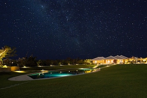 Piscine extérieure, parasols de plage