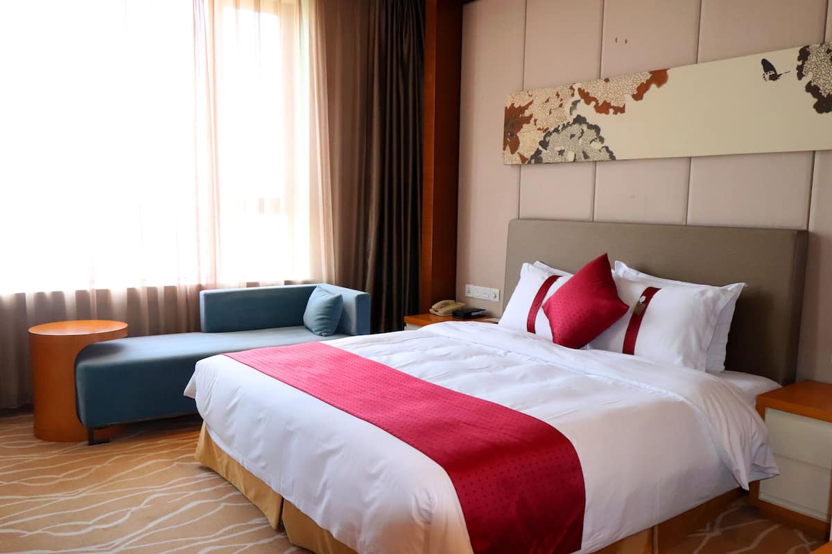 Minibar, coffres-forts dans les chambres, bureau