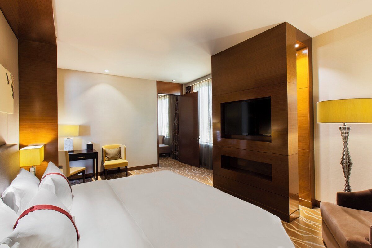 Suite, 1 habitación | Minibar, caja de seguridad en la habitación y escritorio