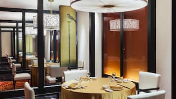 供應早餐、午餐、晚餐;多國菜