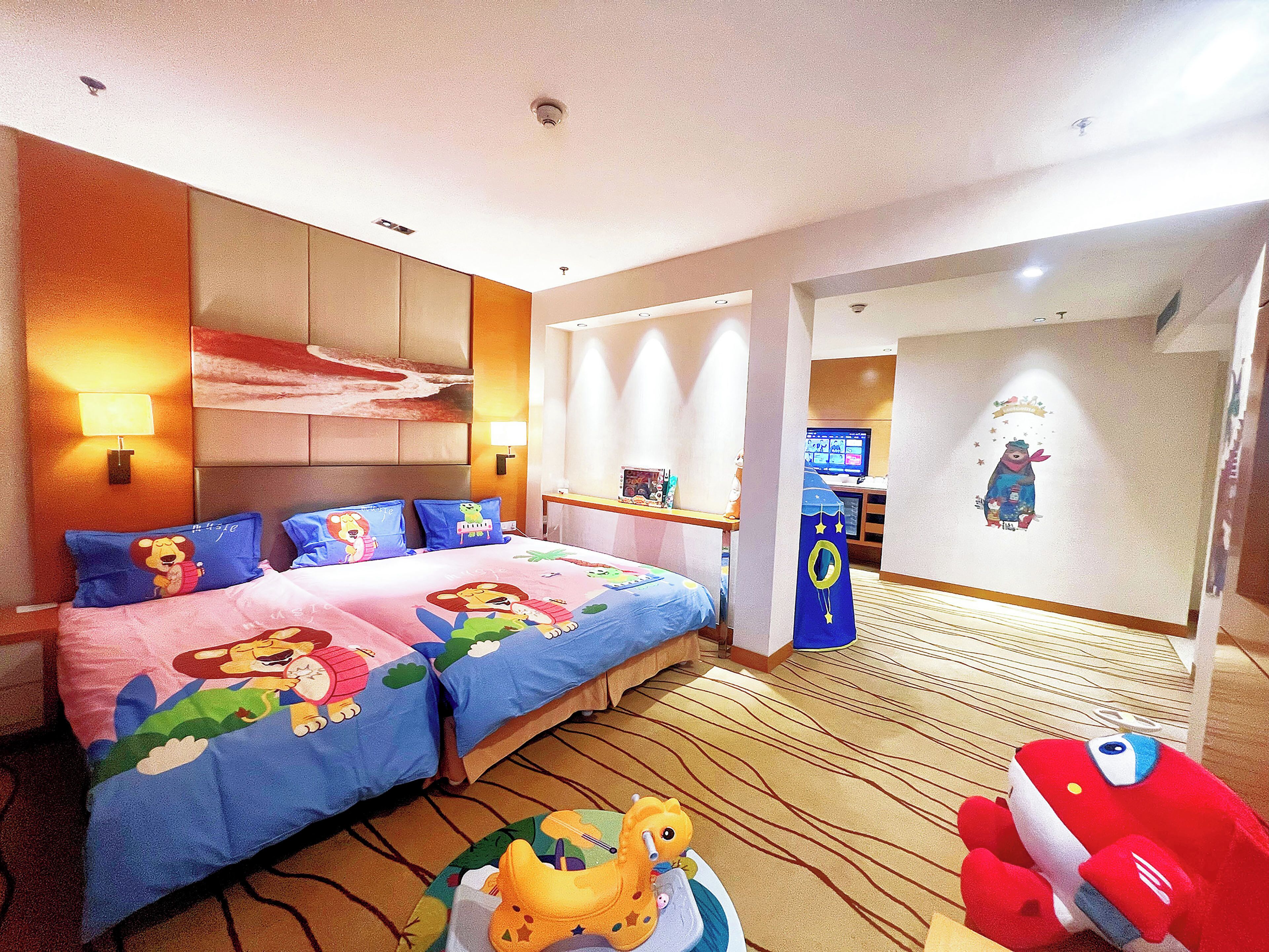 Suite, 1 kingsize-seng (Kids Theme) | Minibar, safe på rommet, skrivebord og strykejern/-brett