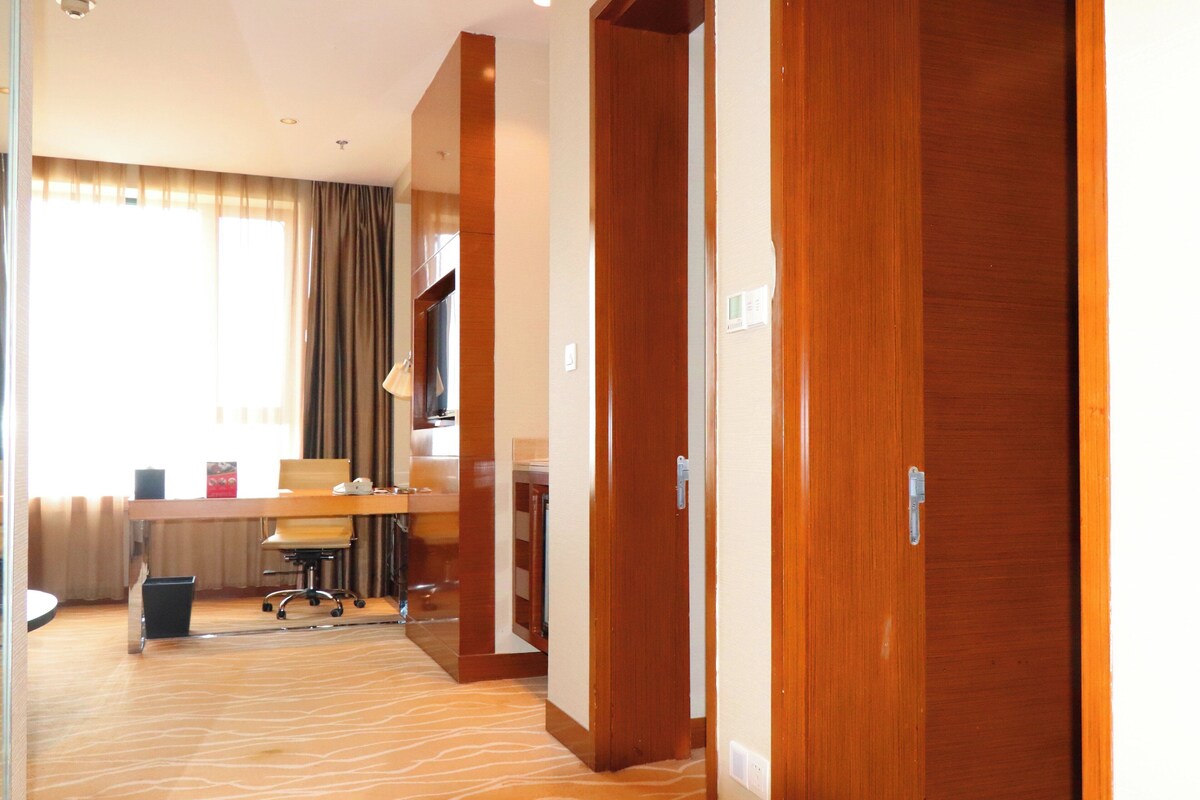 Suite, 1 habitación | Minibar, caja de seguridad en la habitación y escritorio