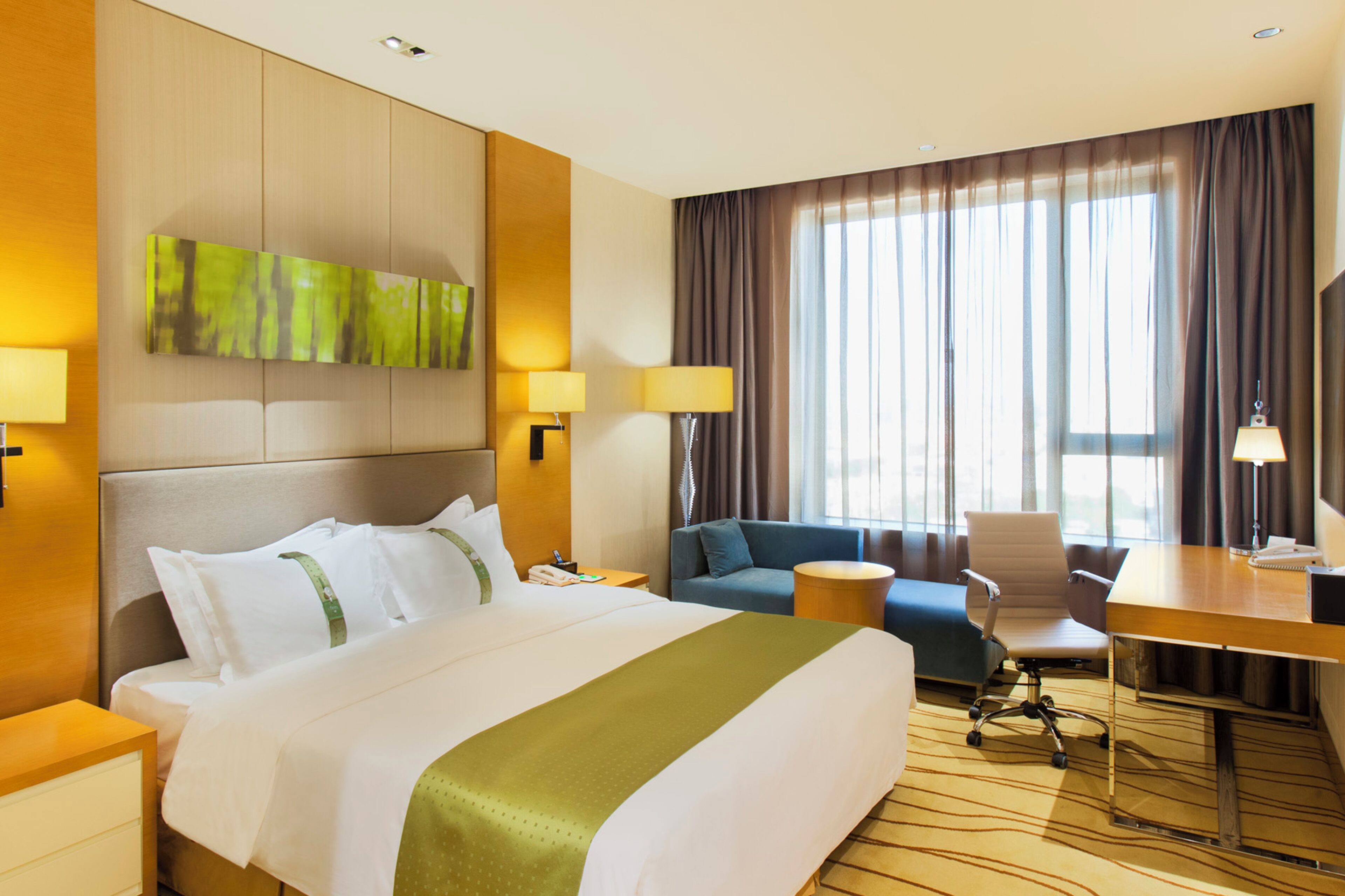 Minibar, coffres-forts dans les chambres, bureau