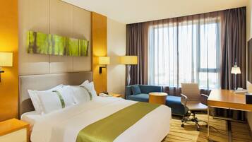 Minibar, coffres-forts dans les chambres, bureau