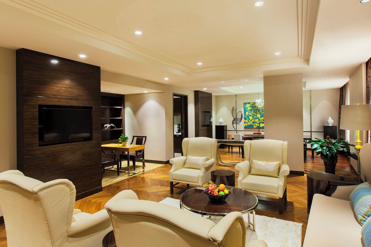 Suite, 1 habitación, balcón | Minibar, caja de seguridad en la habitación y escritorio