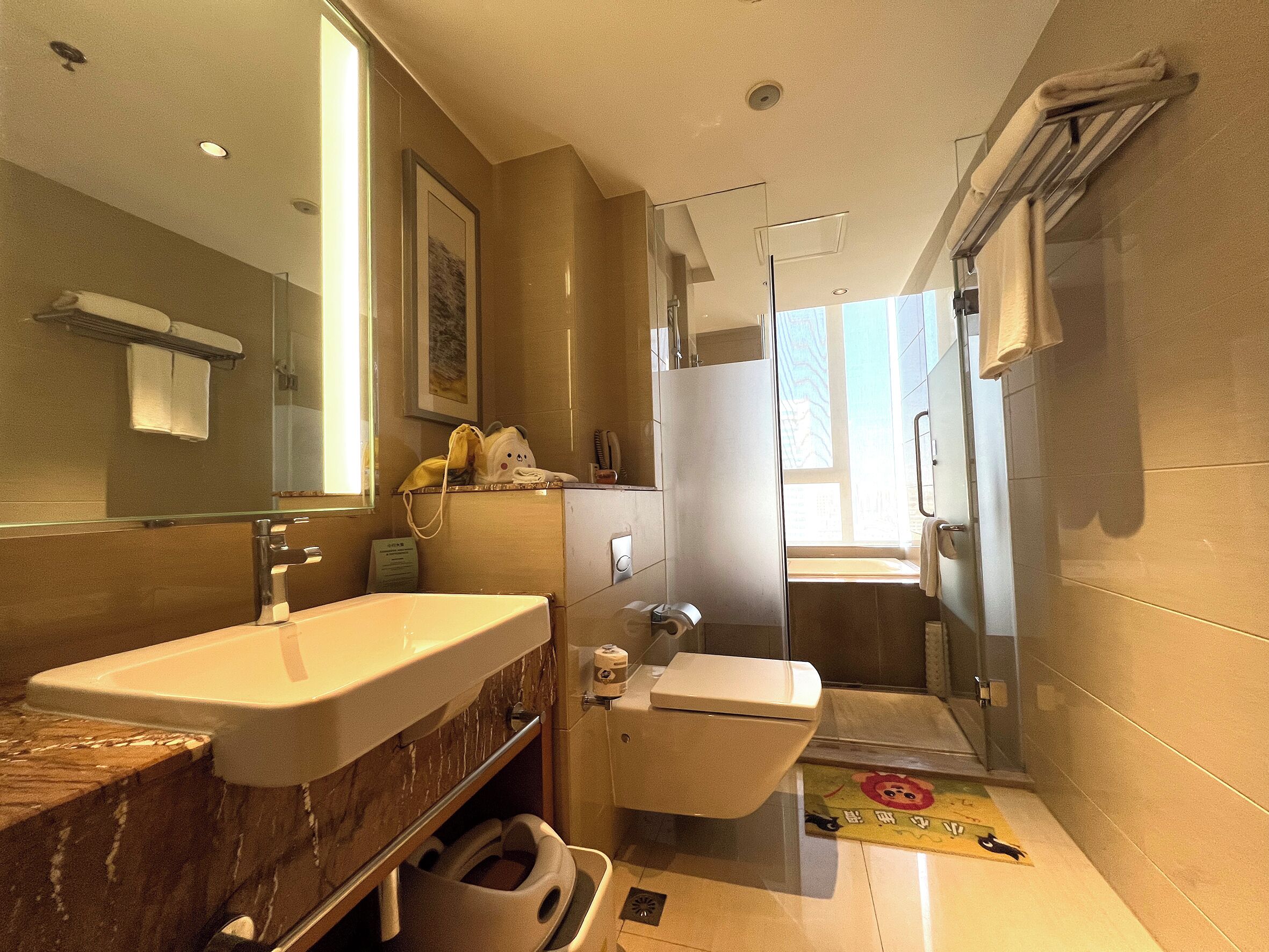 Sviitti, 1 suuri parisänky (Kids Theme) | Kylpyhuone | Suihku, hiustenkuivaaja, kylpytakit, pyyhkeet