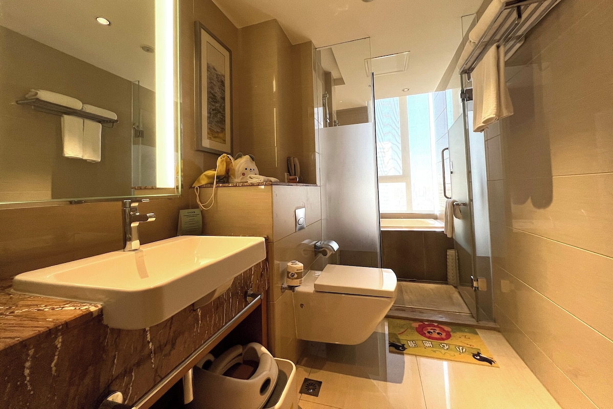 Suite, 1 très grand lit (Kids Theme) | Salle de bain