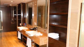 Suite, 1 chambre, balcon | Salle de bain