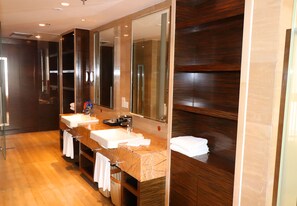 Suite, 1 Bedroom, Balcony | Bathroom
