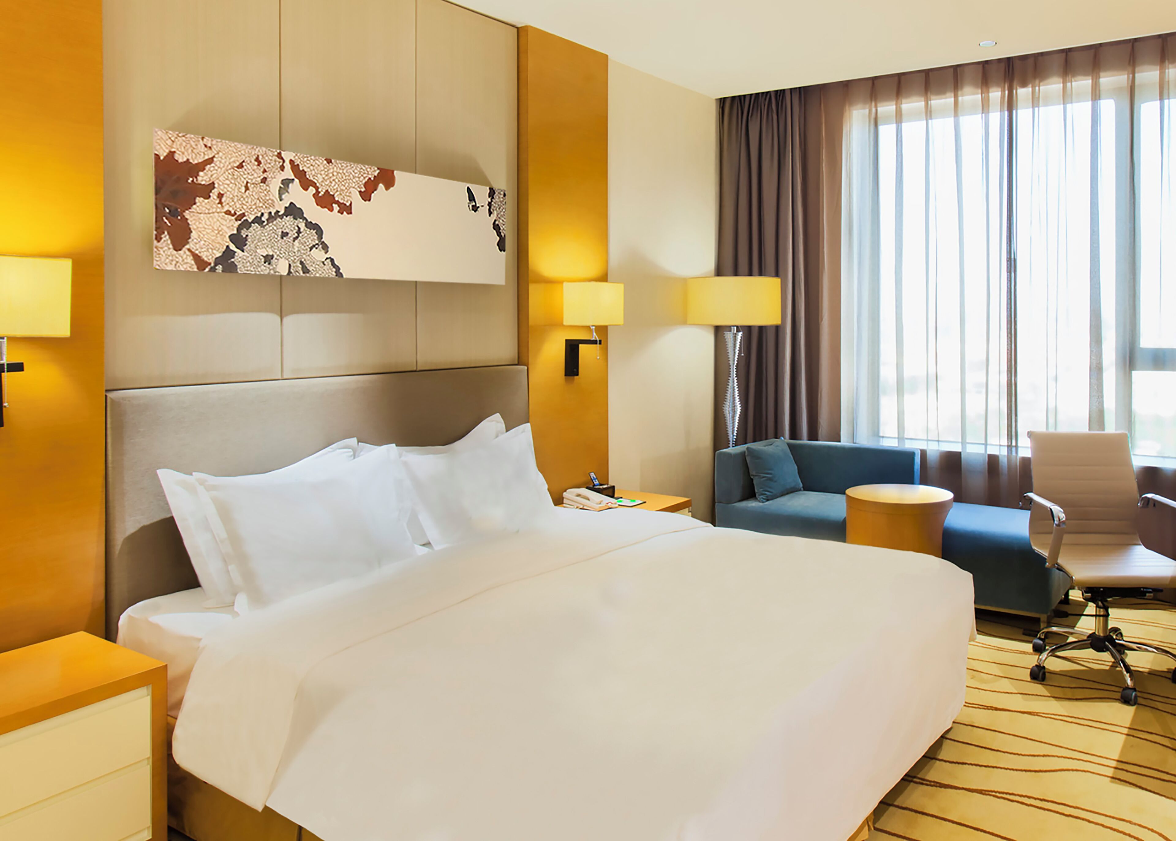 Rom – premium, 1 kingsize-seng (High Floor) | Minibar, safe på rommet, skrivebord og strykejern/-brett