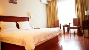A hotel room with a large bed, a desk, and a chair. - Greentree Inn Fujian Xiamen University Business Hotel (Xiamen)