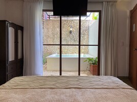 Suite Junior, piscine privée | Coffres-forts dans les chambres, bureau, Wi-Fi gratuit, draps fournis