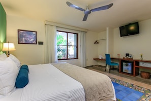 Habitación estándar, 2 camas dobles | Caja fuerte, escritorio, wifi gratis y ropa de cama