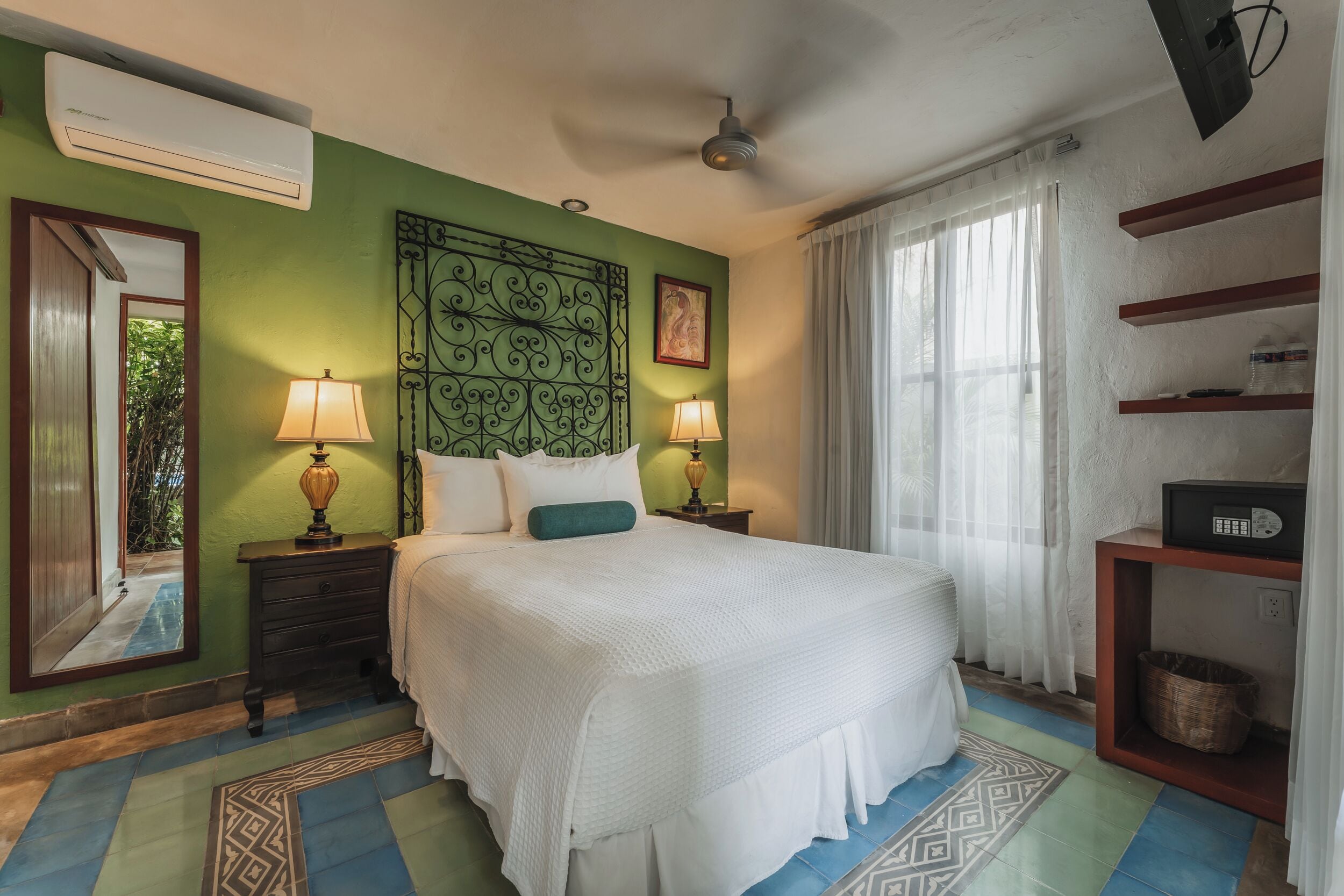 Quarto standard, 1 cama Queen | Cofres nos quartos, escrivaninha, Wi-Fi de cortesia, roupa de cama