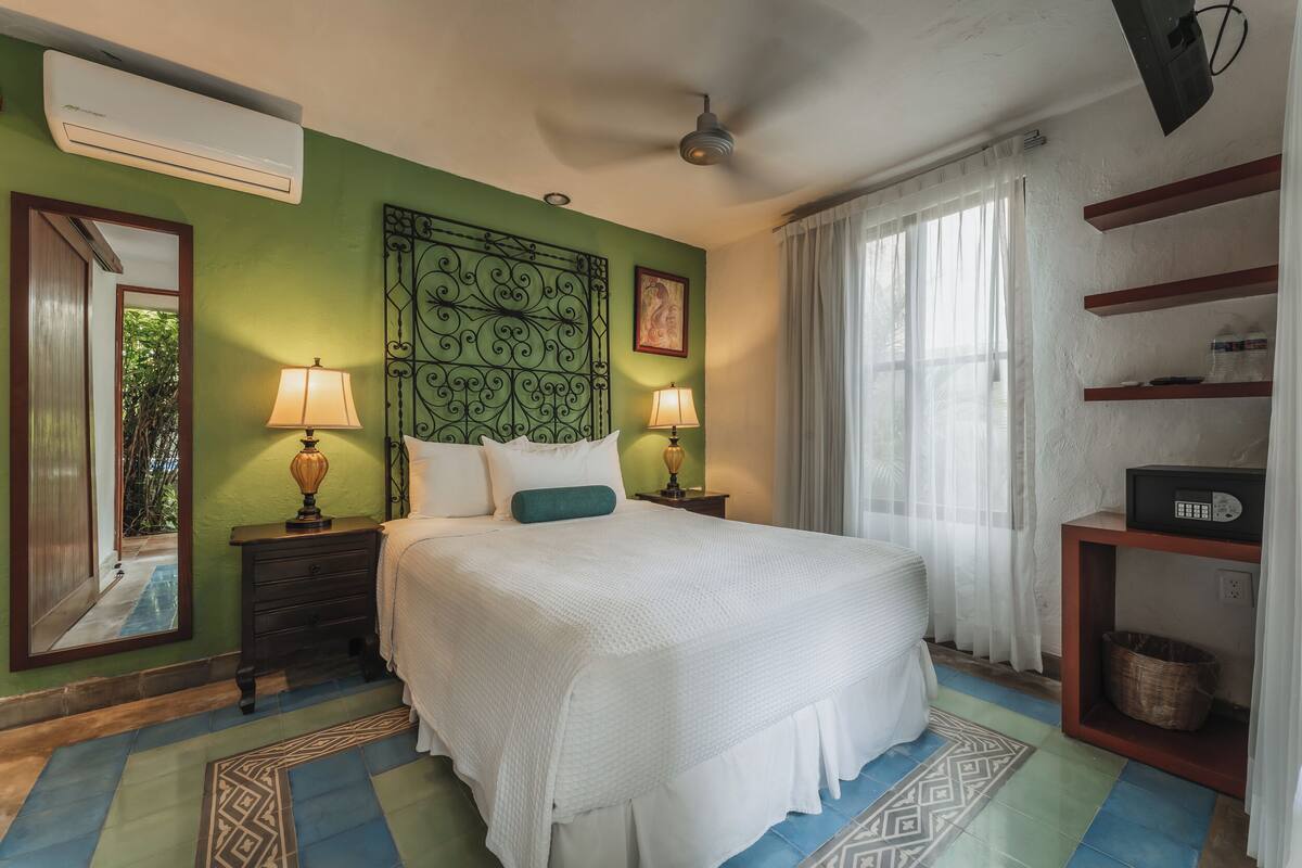 Standard Room, 1 Queen Bed | In-room safe, desk, WiFi (free), bed sheets