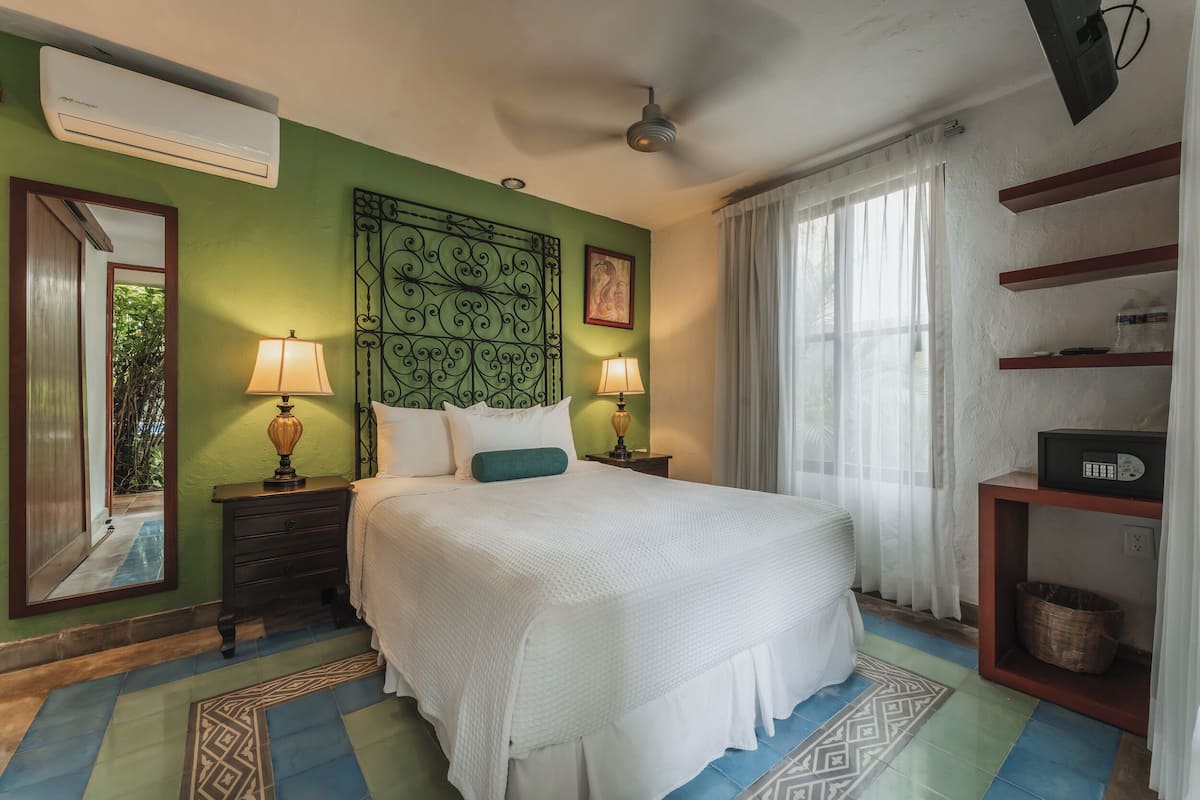 Quarto standard, 1 cama Queen | Cofres nos quartos, escrivaninha, Wi-Fi de cortesia, roupa de cama