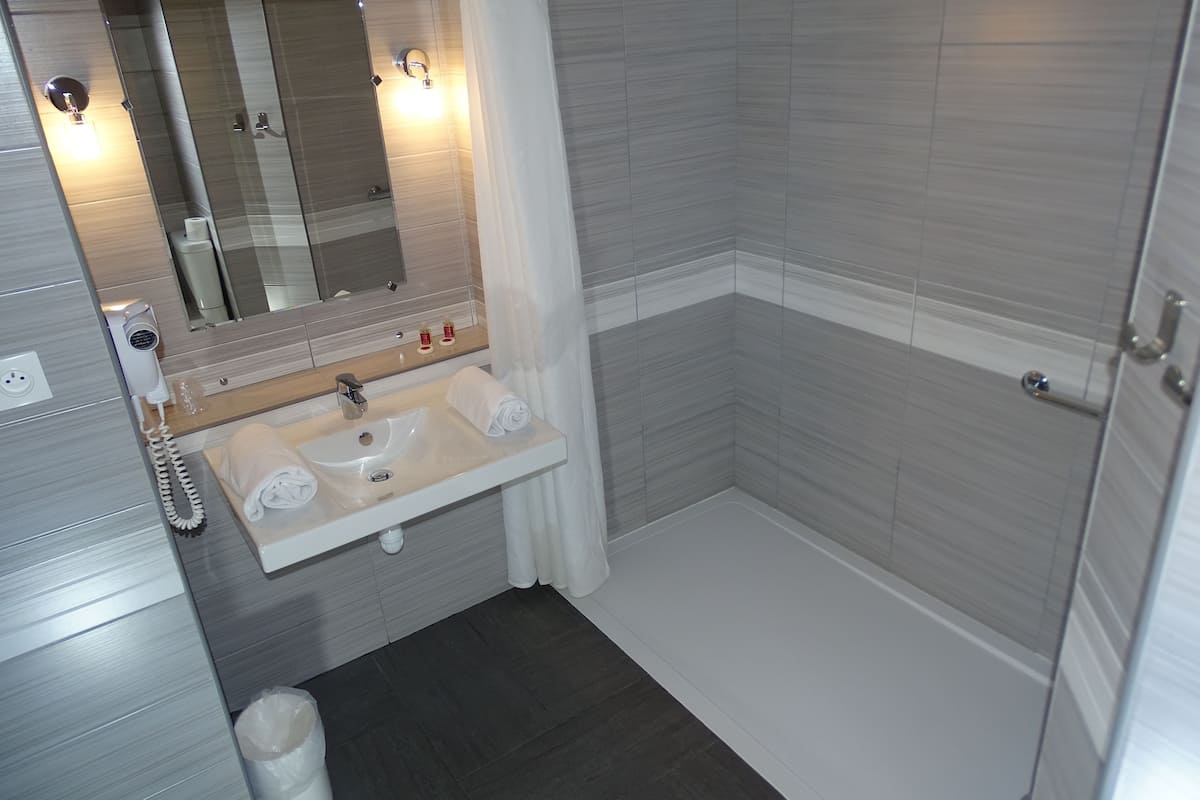 rainfall showerhead, free toiletries, hair dryer, towels