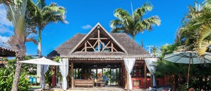 2 utendørsbassenger, bassengparasoller og solsenger