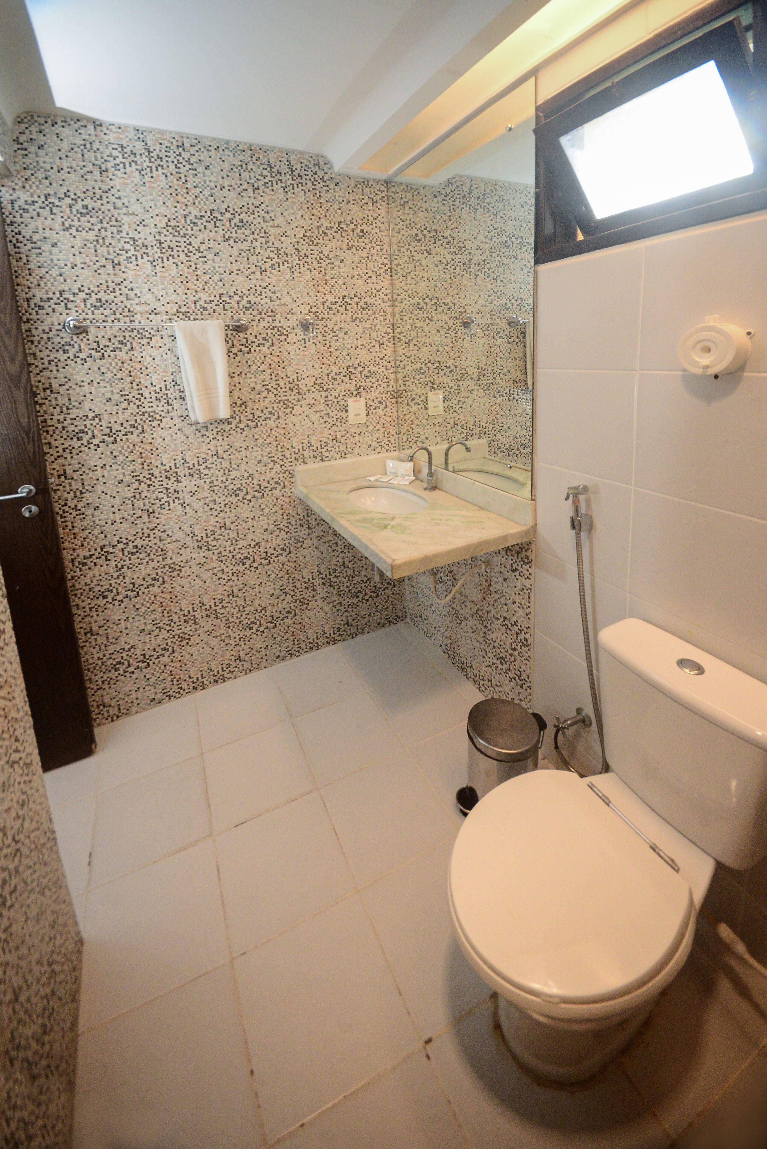 Un bagno con WC, lavandino e doccia.