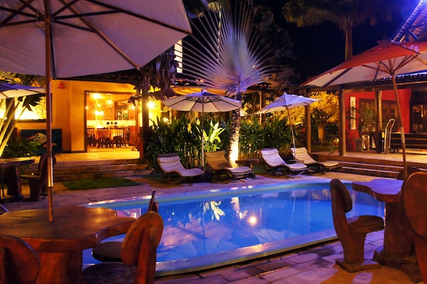 2 kolam renang terbuka, payung kolam, kerusi lepak pantai